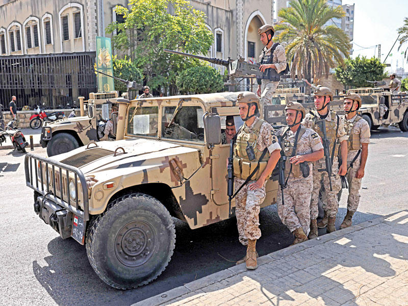 قوة من الجيش اللبناني في منطقة الطيونة في بيروت (ا ف ب)