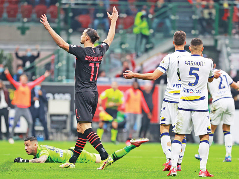 إبراهيموفيتش نجم ميلان يحتفل بالهدف الثالث لفريقه