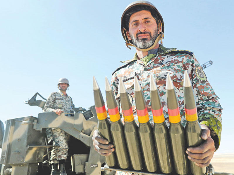 جندي إيراني خلال مناورات وسط البلاد الأسبوع الماضي t (أي بي أيه)