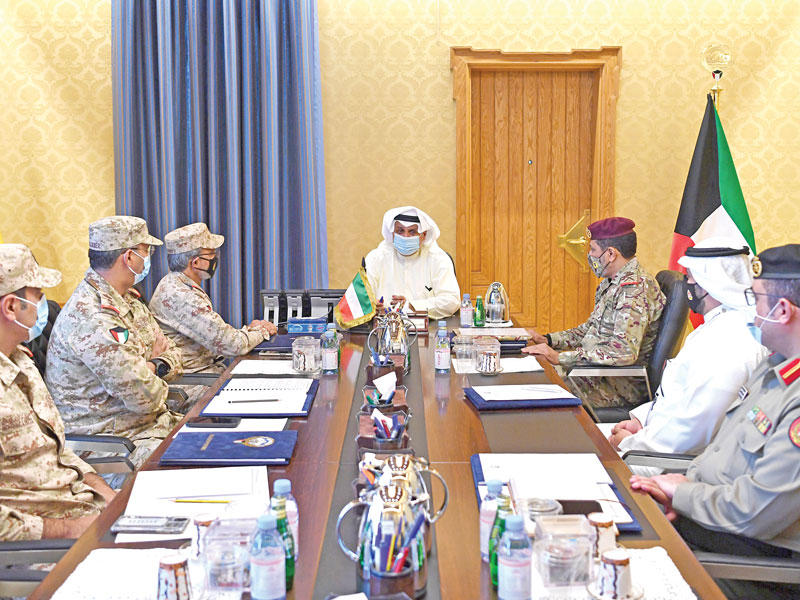 نائب رئيس مجلس الوزراء وزير الدفاع الشيخ حمد الجابر خلال ترؤسه الاجتماع أمس