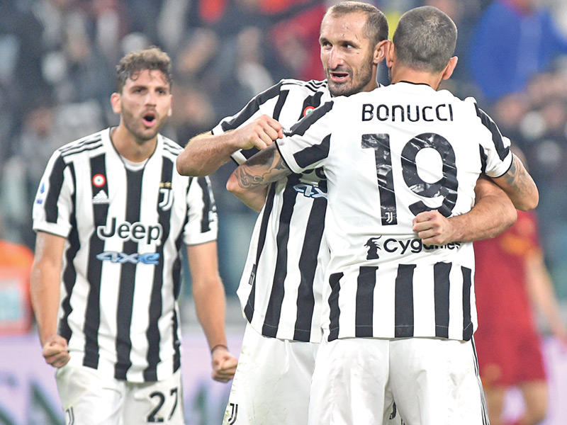 لاعبو يوفنتوس يحتفلون بعد الفوز