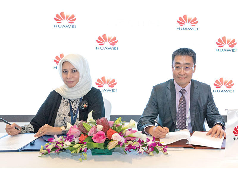 الروضان وجيان خلال توقيع مُذكّرة التفاهم