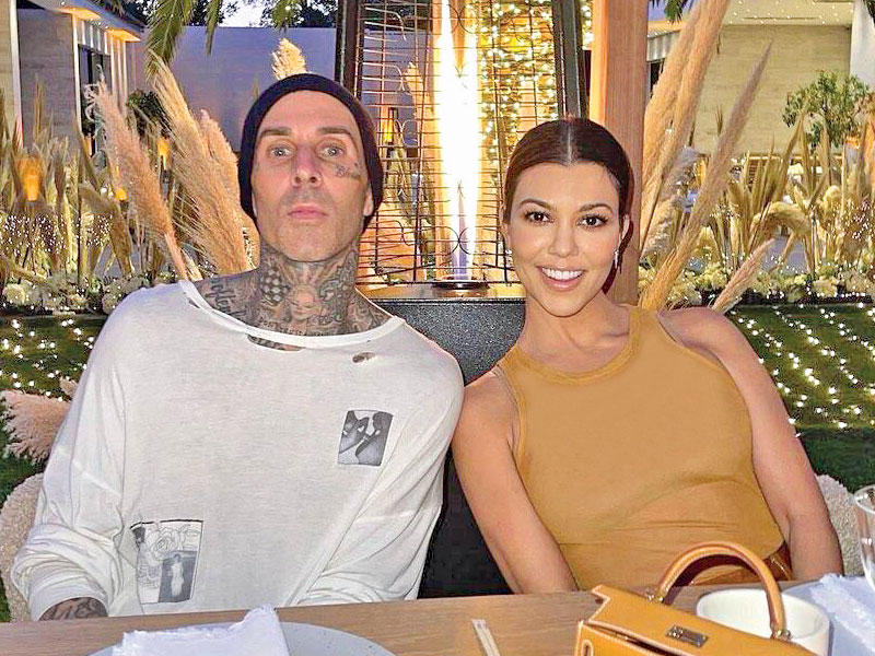 نجمة تلفزيون الواقع كورتني كاردشيان والمغني ترافس باركر