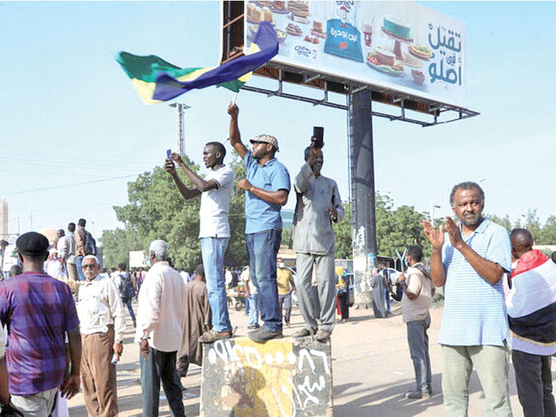 أنصار تسليم السلطة للجيش السوداني المعتصمين في الخرطوم 