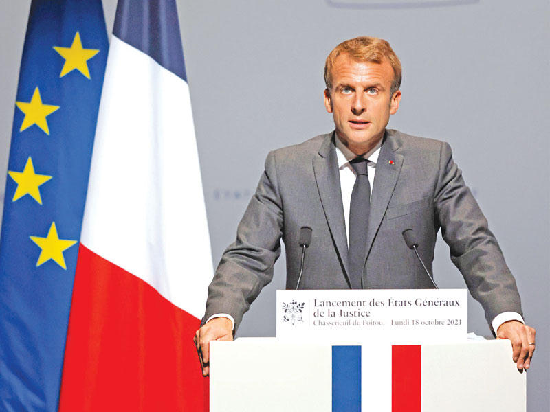 الرئيس الفرنسي إيمانويل ماكرون يلقي كلمة بقصر المؤتمرات في بوتييه أمس (رويترز)