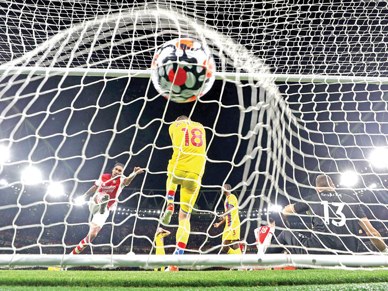 أوباميانغ نجم أرسنال يحتفل بإحراز زميله لاكازيت هدف الفوز