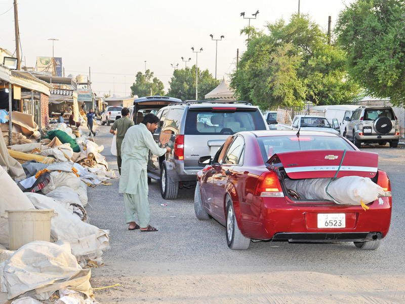 رواد سوق الخيام... إقبال على أعتاب الموسم (تصوير ميلاد غالي)