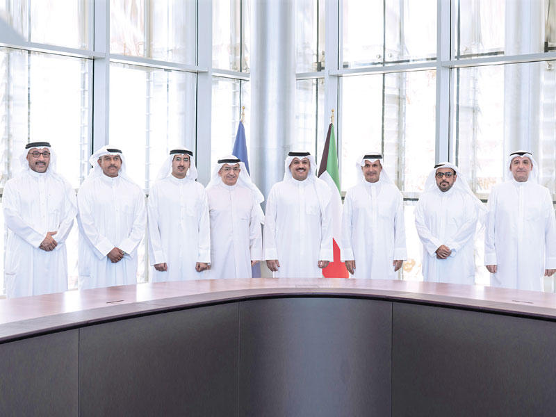 محافظ بنك الكويت المركزي د. محمد الهاشل مكرماً البنوك المشاركة في الحملة