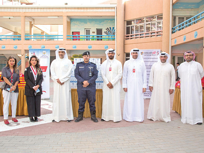 لقطة جماعية لفريق بنك الخليج و إدارة مدرسة قيس ابن أبي العاص و ممثل وزارة الداخلية