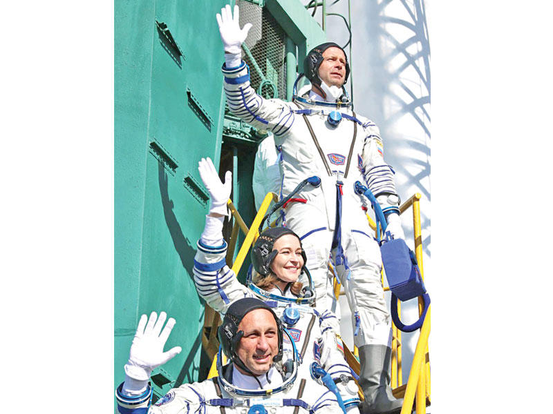 النجمة الروسية يوليا بيريسيلد والمخرج كليم شيبينكو