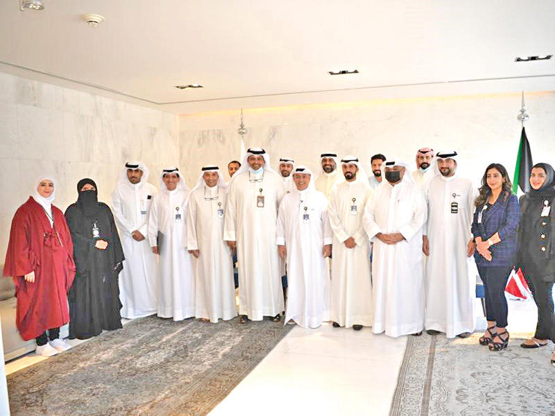 المضف مكرماً موظفي فرع الرقة في «الائتمان»