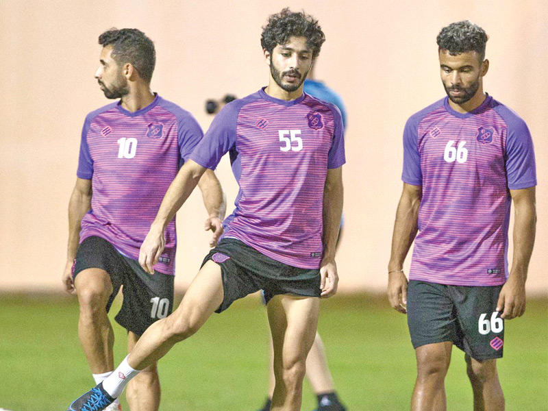 جانب من تدريبات نادي الكويت