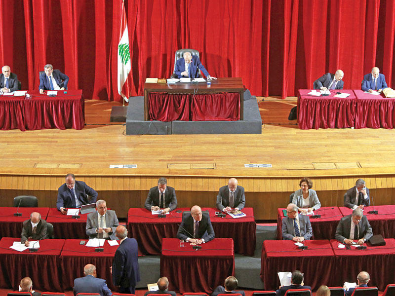 رئيس مجلس النواب اللبناني نبيه بري مترئساً جلسة البرلمان في بيروت أمس (رويترز)