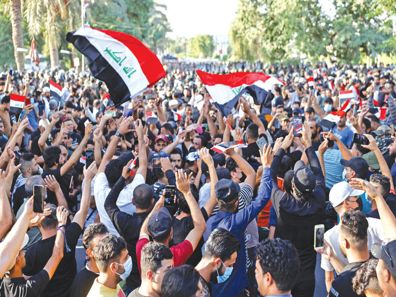 الاحتجاج على نتائج الانتخابات قرب المنطقة الخضراء في بغداد أمس (رويترز)