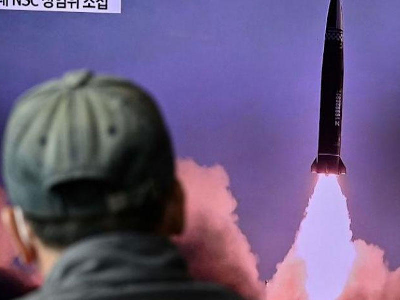 رجل يشاهد تقريراً تلفزيونياً حول إطلاق كوريا الشمالية لصاروخ باليستي (أ.ف.ب)