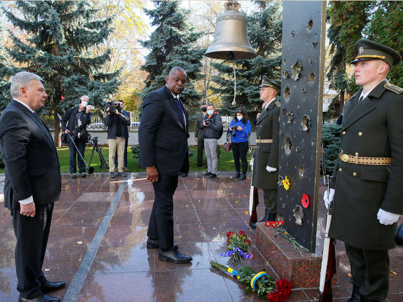 وزير الدفاع الأميركي لويد أوستن ونظيره الأوكراني على ضريح الجندي المجهول بكييف أمس            (رويترز)