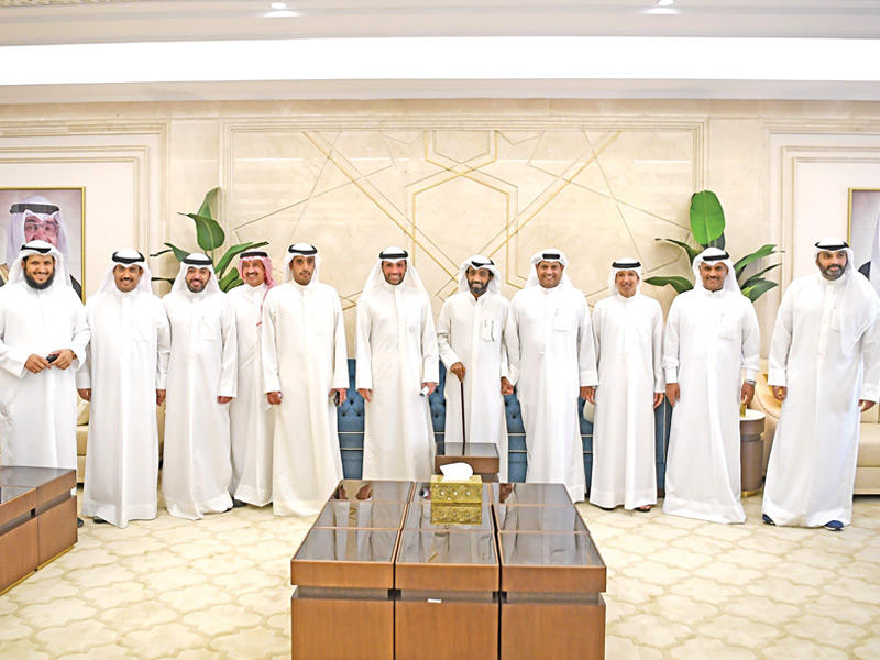 رئيس مجلس الأمة مرزوق الغانم متوسطاً النواب بعد تلاوة البيان أمس