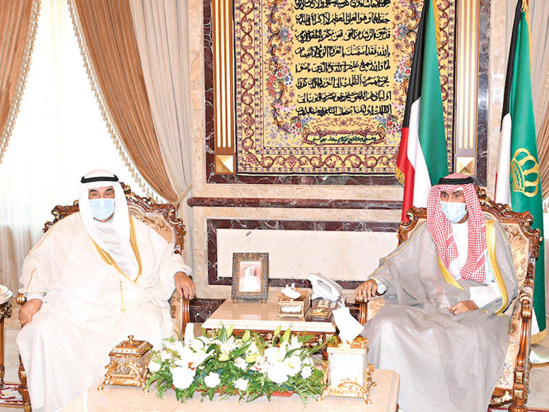  صاحب السمو أمير البلاد الشيخ نواف الأحمد مستقبلاًً سمو الشيخ ناصر المحمد أمس