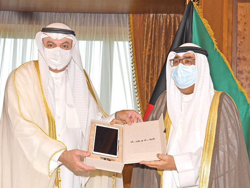 سمو ولي العهد الشيخ مشعل الأحمد  يتسلم «تقرير المحاسبة» من الشايع أمس