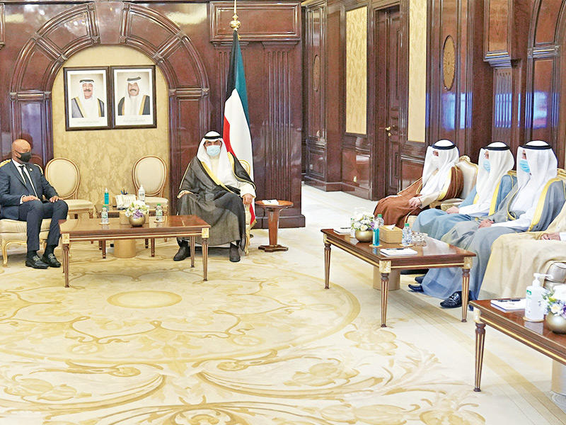 رئيس مجلس الوزراء سمو الشيخ صباح الخالد مستقبلاً الناصر ووزير الخارجية الصومالي أمس 