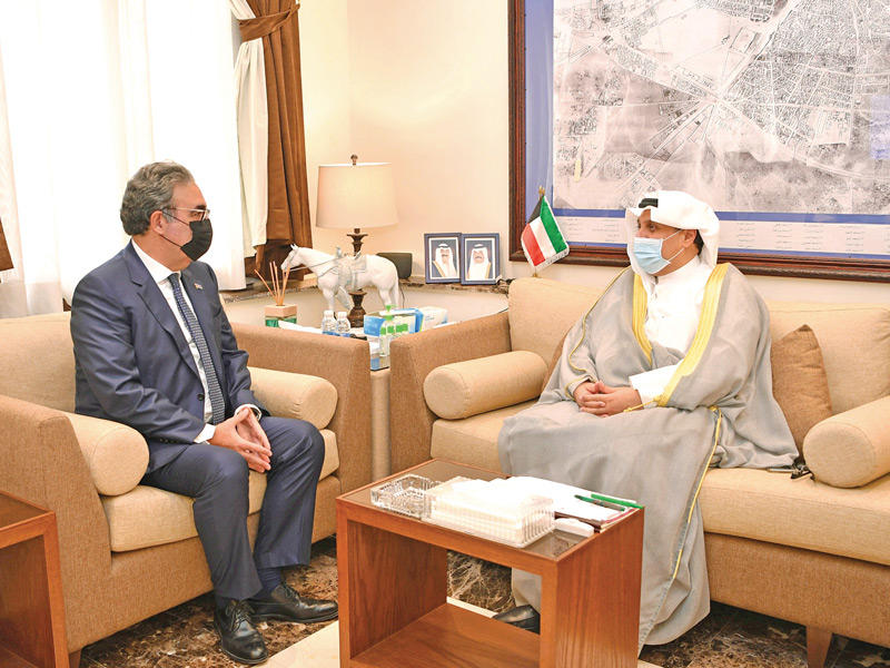  نائب رئيس مجلس الوزراء، وزير الدفاع الشيخ حمد الجابر مستقبلاًً سفير أذربيجان أمس