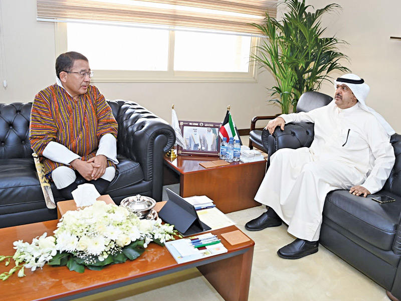  محافظ حولي علي الأصفر مستقبلاً سفير بوتان أمس