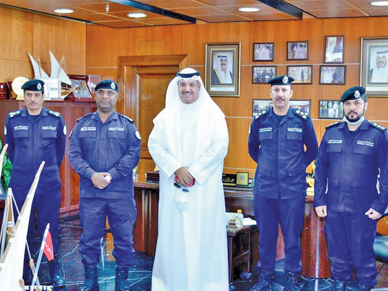 محافظ الفروانية متوسطاً المسؤولين الأمنيين