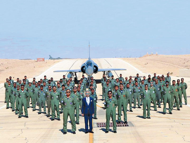 وزير الخارجية الهندي جاي شانكار الى جانب قوة عسكرية هندية في قاعدة جوية بإسرائيل للمشاركة في مناورات «العلم الأزرق» التي تجري بمشاركة 7 دول هي الولايات المتحدة وألمانيا وإيطاليا وبريطانيا وفرنسا والهند واليونان