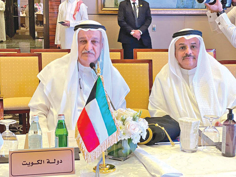 المدير العام للغرفة رباح الرباح وعضو مكتب الغرفة أسامة النصف خلال اللقاء