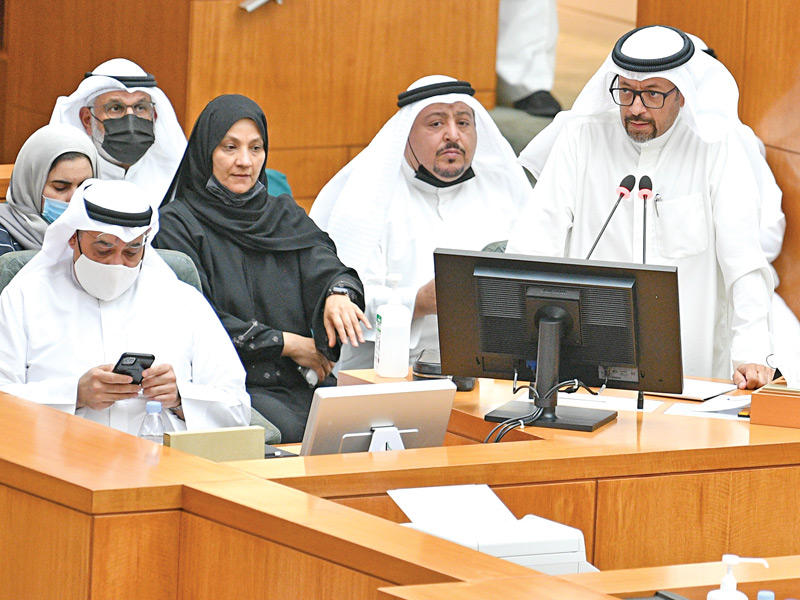 وزير المالية في جلسة سابقة