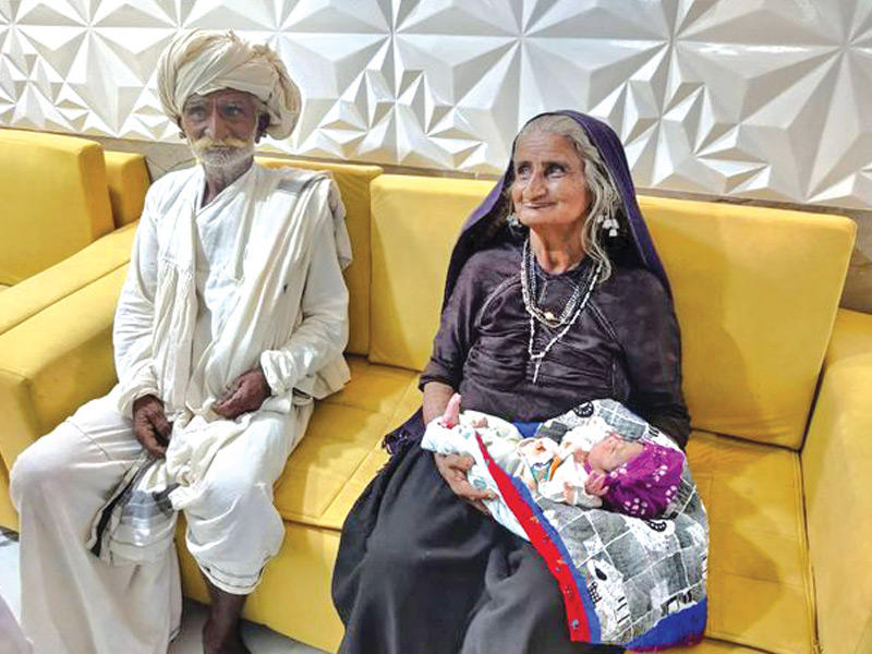 الأم تحمل مولودها