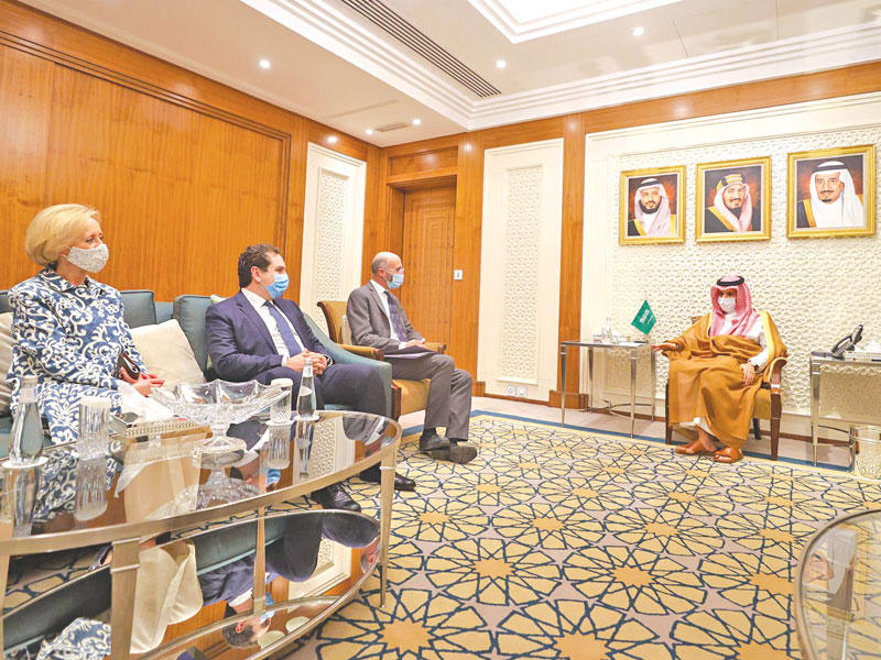 وزير الخارجية السعودي الأمير فيصل بن فرحان مجتمعاً بمالي في الرياض أمس   (واس)