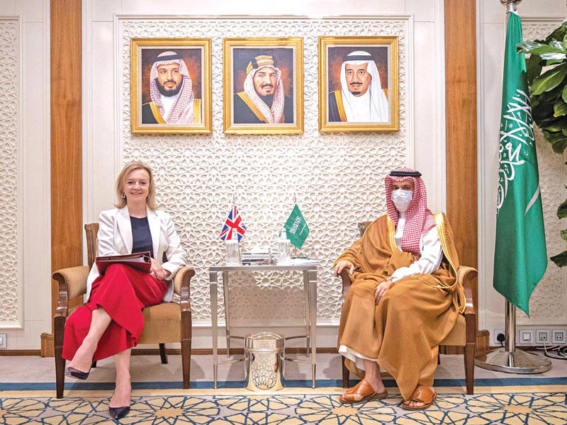 وزير الخارجية السعودي الأمير فيصل بن فرحان مجتمعاً بوزيرة الخارجية البريطانية ليز تراس 