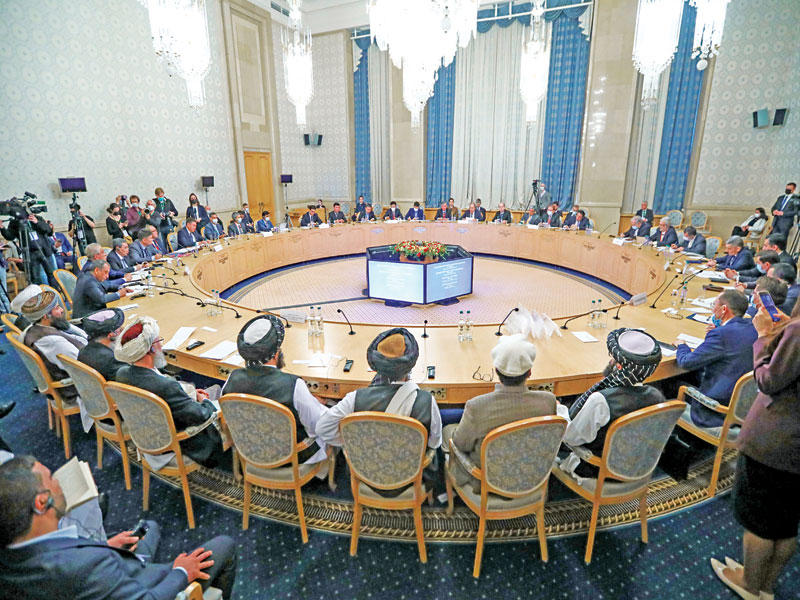 وفد حركة «طالبان» مشاركاً في اجتماع موسكو أمسt (رويترز)