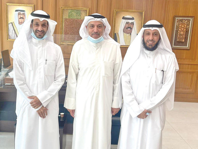  عميد كلية التربية الأساسية في الهيئة العامة للتعليم التطبيقي والتدريب د. فريح العنزي متوسطاً وفد جمعية «الدراسات العليا»