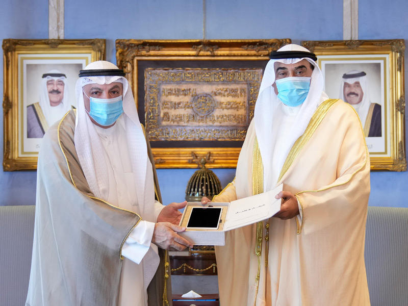 رئيس مجلس الوزراء، سمو الشيخ صباح الخالد  أثناء استقباله رئيس «المحاسبة» أمس