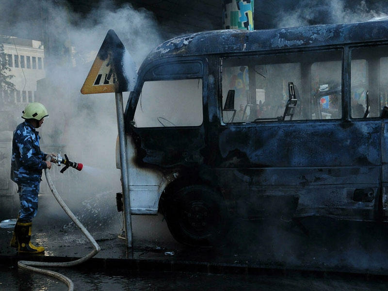  صورة وزعتها وكالة الأنباء السورية (سانا) لحافلة للجيش بعد تعرضها لتفجير في العاصمة دمشق  