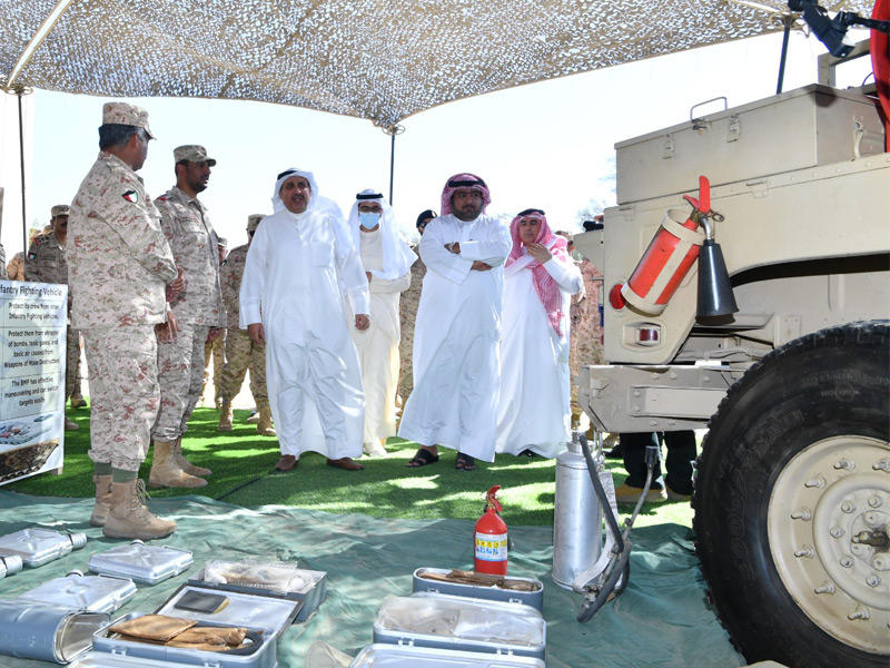 نائب رئيس مجلس الوزراء وزير الدفاع الشيخ حمد الجابر ووزير الداخلية الشيخ ثامر العلي خلال الجولة التفقدية للمواقع العسكرية الشمالية أمس الأول