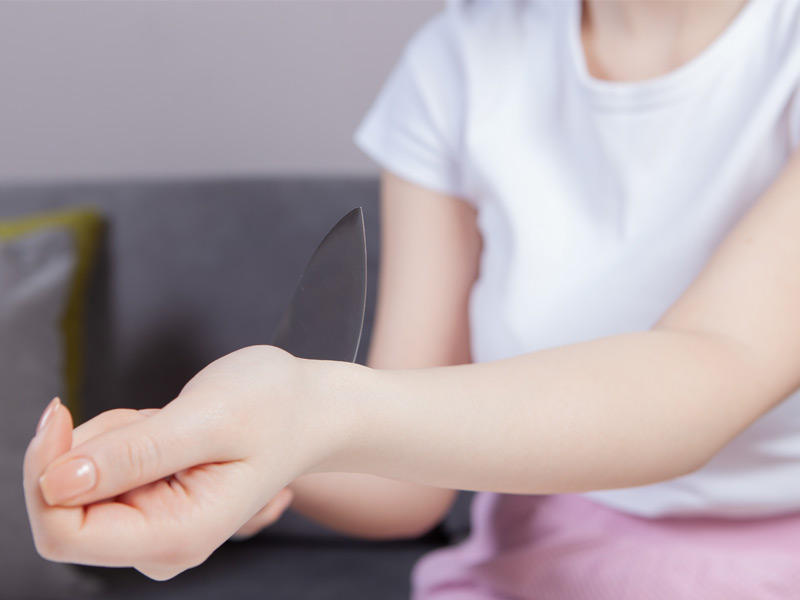 إمرأة تقطع شرايينها