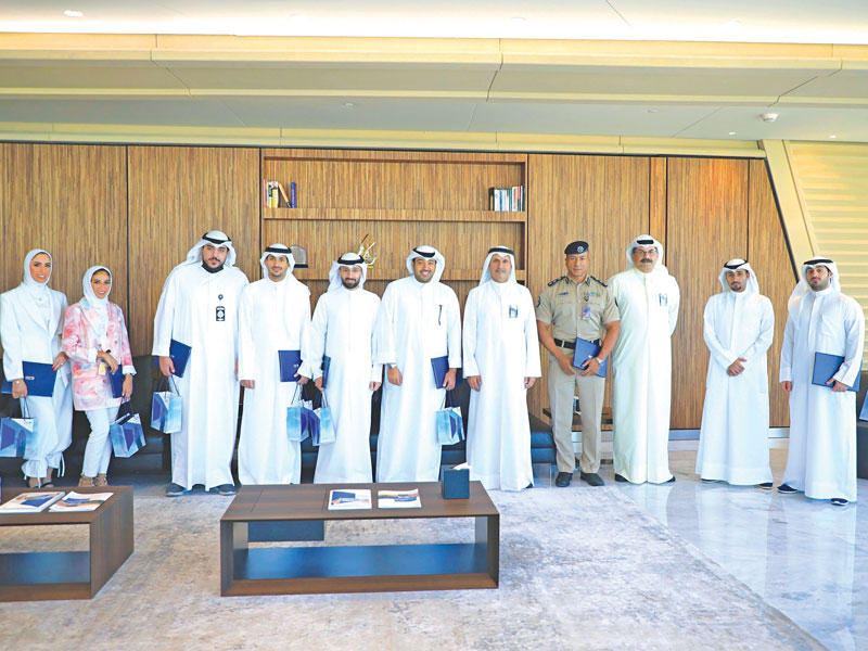 الرئيس التنفيذي لمجموعة بنك الكويت الوطني عصام الصقر مكرماً فريق إدارة مكافحة الجرائم الإلكترونية المشارك في الحملةn