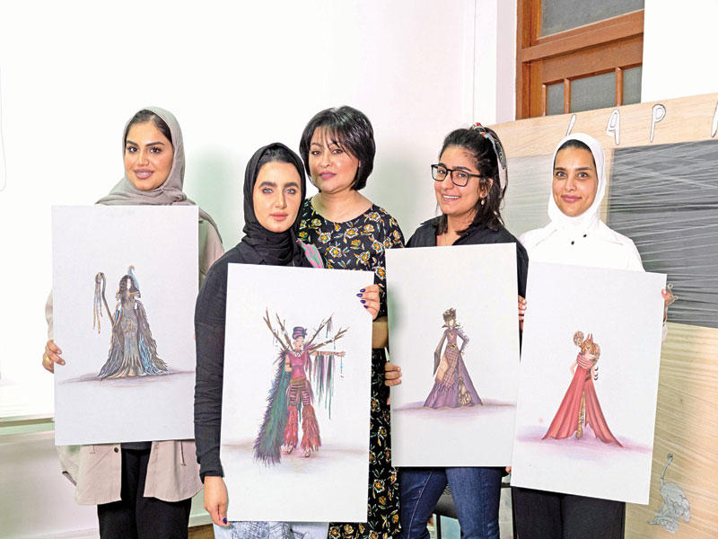 مصممة الأزياء الدرامية الدكتورة ابتسام الحمادي مع الطالبات بإحدى الورشتين