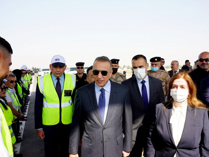 رئيس الحكومة مصطفى الكاظمي يفتتح طريق بغداد- الحلة أمس (رئاسة الوزراء)