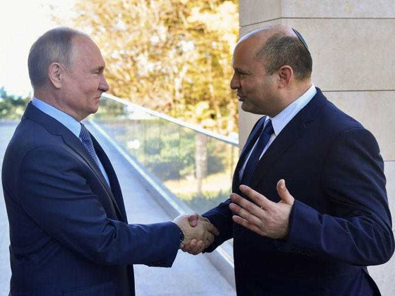الرئيس الروسي فلاديمير بوتين مستقبلاً رئيس الوزراء الإسرائيلي نفتالي بينيت في سوتشي أمس الأول    (رويترز)