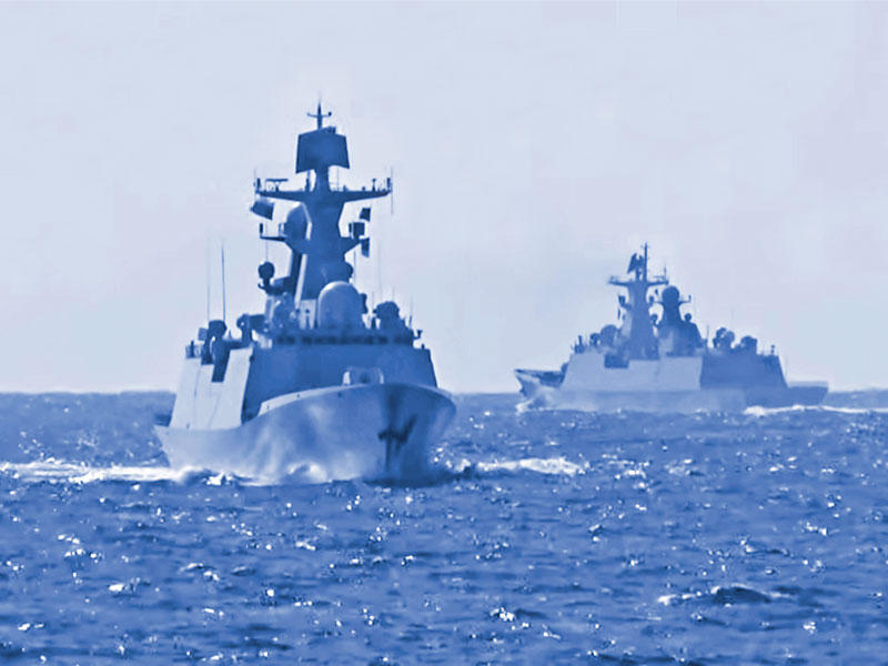 سفينتان حربيتان روسية وصينية تشاركان في دورية بمياه المحيط الهادئ أمس (رويترز)