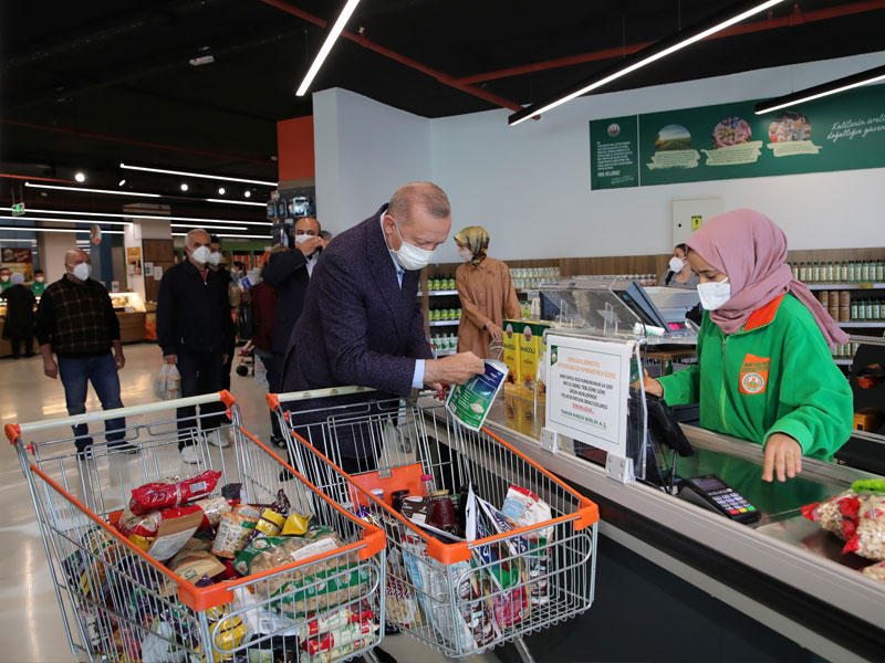 الرئيس التركي رجب طيب إردوغان يتسوّق من إحدى تعاونيات الإقراض الزراعي في إسطنبول (رويترز)