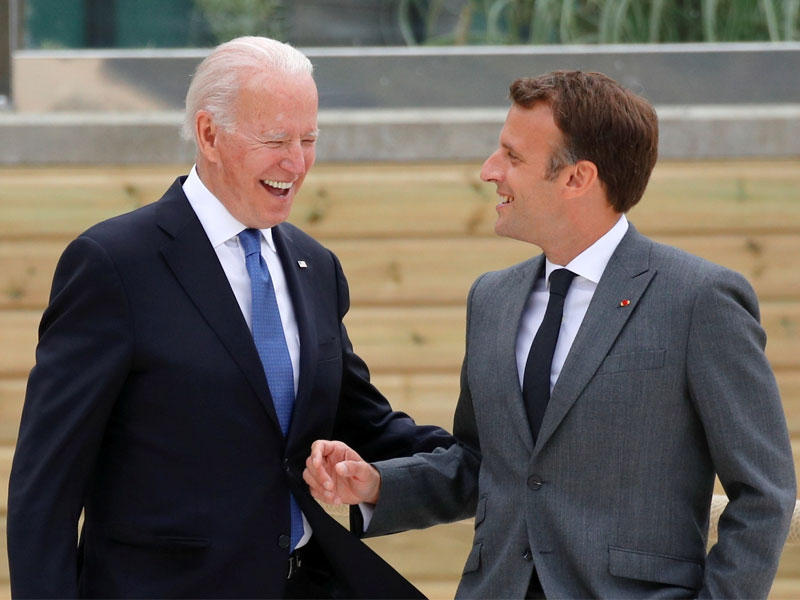 الرئيسان الأميركي جو بايدن والفرنسي إيمانويل ماكرون خلال قمة مجموعة السبع في خليج كاربيس. بريطانيا