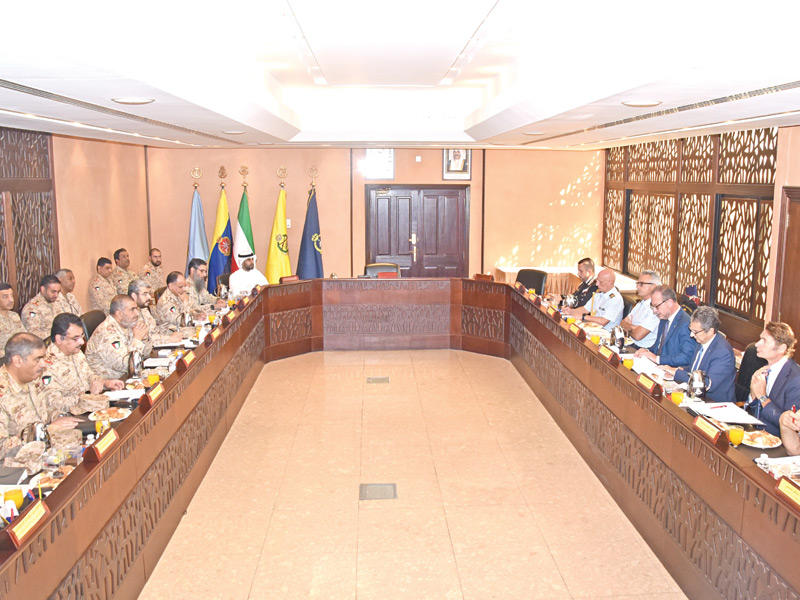  رئيس الأركان العامة للجيش الفريق الركن خالد الصالح خلال محادثاته مع وكيل الدفاع الإيطالي