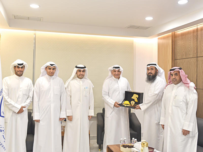 العتل يكرم الربيع بعد الاجتماع