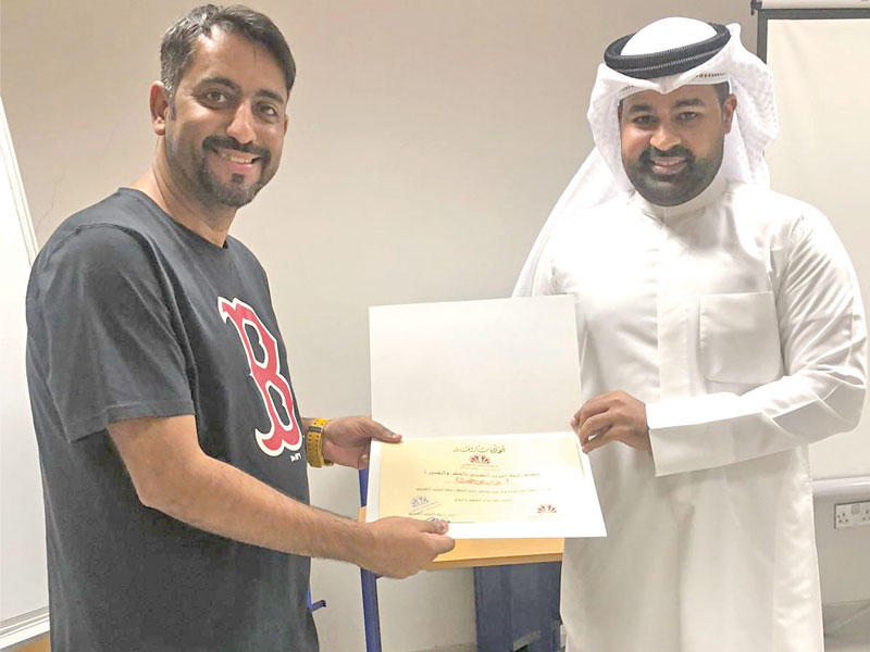 فنان الكاريكاتير بدر بن غيث مكرماً من الخالدي