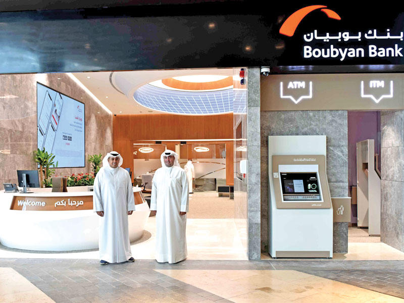 مساعد المدير العام للخدمات المصرفية الشخصية بشار الدوب والمدير الإقليمي لمجموعة الخدمات المصرفية الشخصية فيصل شويرد في الفرع الجديد  